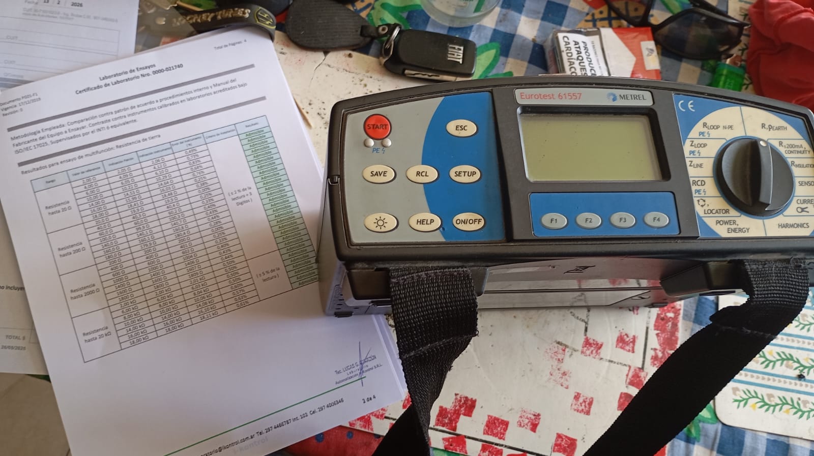 Instrumento Metrel Eurotest 61557 junto a su documentación de ensayo